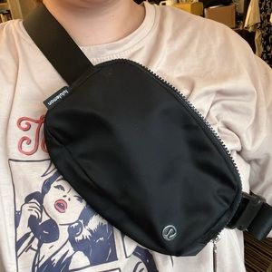 Lulu lemon cross body bag in black. NWOT